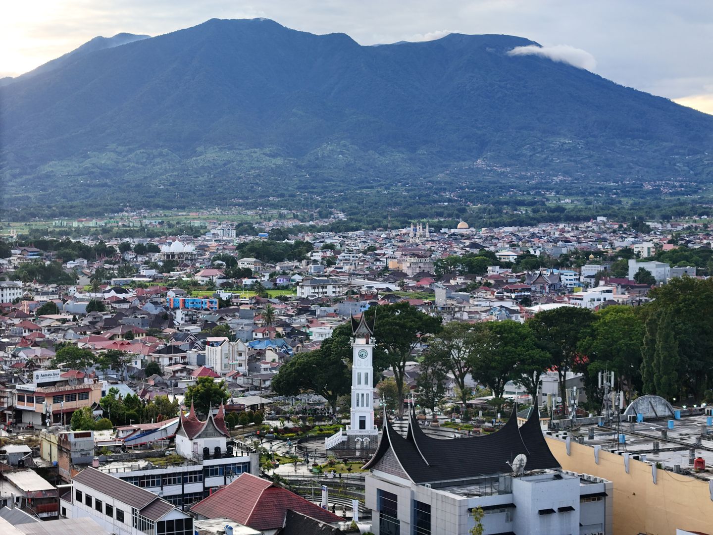 Pemandangan kota Bukittinggi dan kawasan Jam Gadang, Sumatera Barat